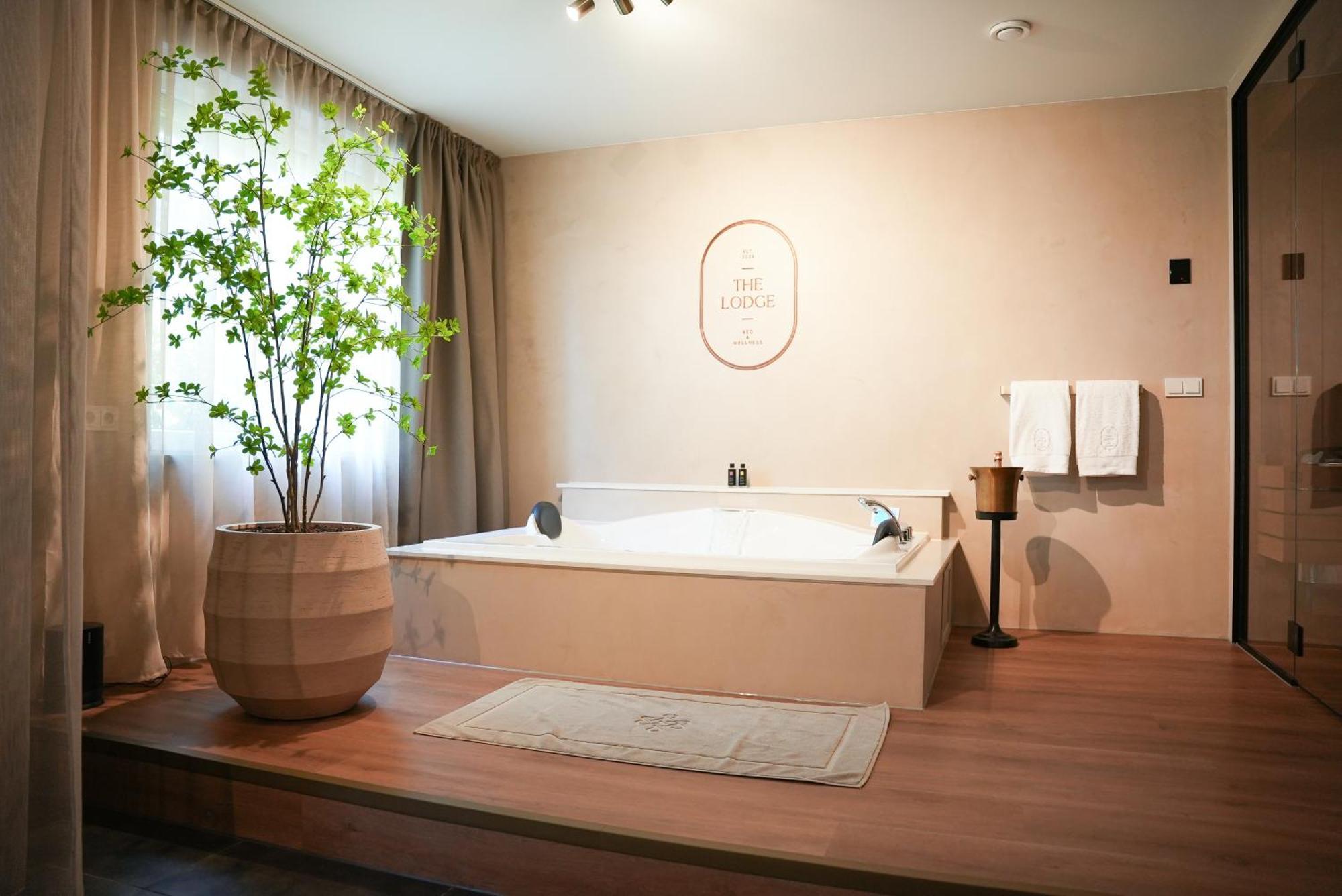 The Lodge Bed & Wellness Oisterwijk Sauna, Jacuzzi, Luxury Moergestel Exterior photo